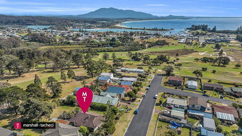 Bermagui Breeze Holiday House 5 Bedroom 18-20 Mumbulla Street - Bermagui - Darwin Holiday 2