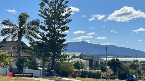 Bermagui Breeze Holiday House 5 Bedroom 18-20 Mumbulla Street - Bermagui - Darwin Holiday 1