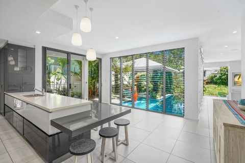 Belle Escapes Tranquil Waters Luxury Home Palm Cove - Darwin Holiday 1