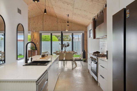 Birdwood Modern Rustic - Darwin Holiday 0