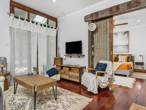 Black Beauty Studio - Darwin Holiday 1