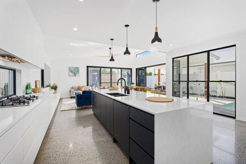 Black Wattle Beach House - Just Opposite The Beach - Darwin Holiday 2