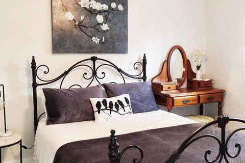 Blackbird Cottage - Stunning Views & Farm Animals - Darwin Holiday 3