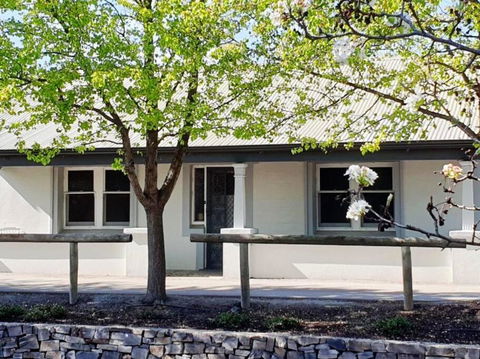 Blackbird Cottage - Stunning Views & Farm Animals - Darwin Holiday 4