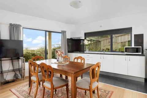 Blackmans Bay Living- Beautiful Ocean Views - Darwin Holiday 4