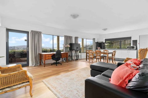 Blackmans Bay Living- Beautiful Ocean Views - Darwin Holiday 1