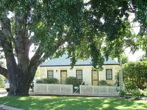 BRIDGE COTTAGES Sargeants & Armoury Cottages 1823 - HISTORY & CHARM - Darwin Holiday 0