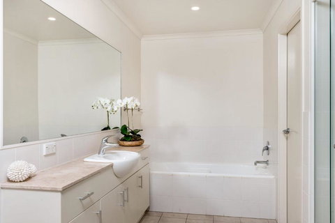 Byron Bay Accom Unit 2 8 Lawson Street, Byron Bay - Absolute Solace - Darwin Holiday 4