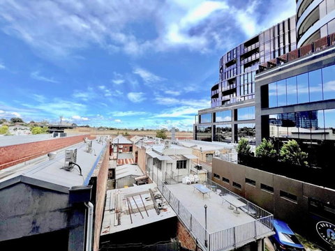 Camberwell Village ONE APT Smart TV - Darwin Holiday 0