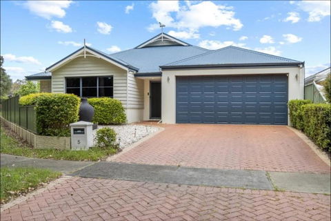 Busselton Home With Secure Boat & Trailer Parking - Darwin Holiday 1