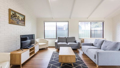 Cabana Feliz Yamba, Pet Friendly Cottage - Darwin Holiday 0