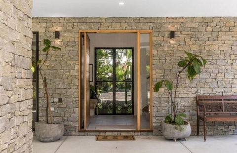 Cabarita - 4 Bedroom Home - Across From The Beach - Darwin Holiday 1