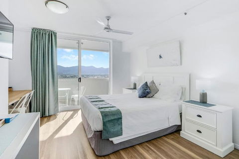 Cairns Central Getaway - A Sleek City Studio - Darwin Holiday 0