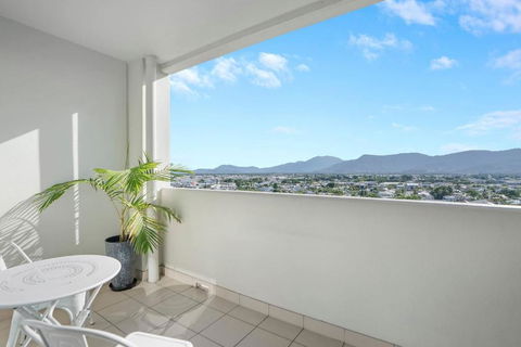 Cairns Central Getaway - A Sleek City Studio - Darwin Holiday 1