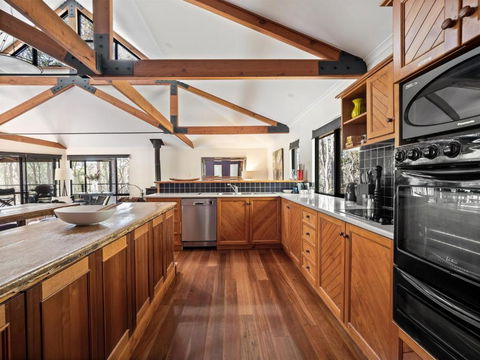 Calistoga Chalet - Luxury Among The Trees - Darwin Holiday 3