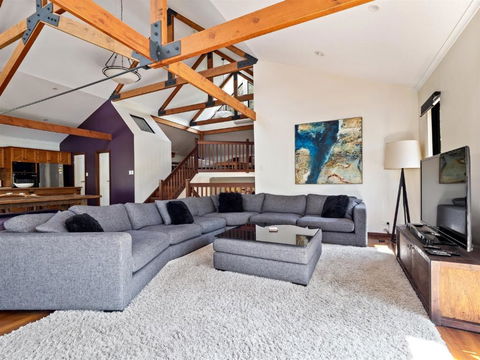 Calistoga Chalet - Luxury Among The Trees - Darwin Holiday 4