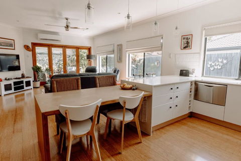 Caloundra- Family Pet Friendly Home With Pool - Darwin Holiday 4