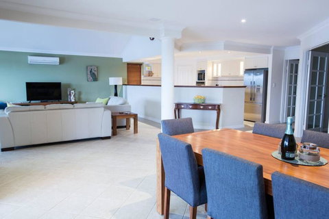 Canal Elegance In Yunderup - Darwin Holiday 3