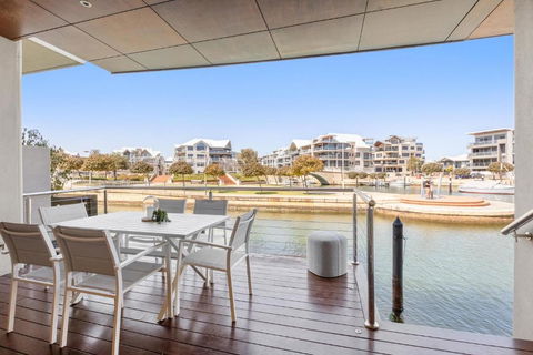 Canal View Luxury Townhouse Mandurah - Darwin Holiday 4