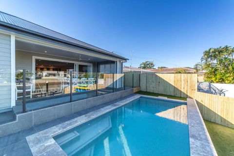 Capri Waterfront Resort 5BR Waterfront Heated Pool - Darwin Holiday 1
