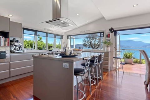Casa Con Vista Luxury Waterfront Home, Sleeps 10 - Darwin Holiday 4