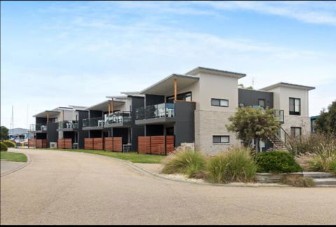 Captains Cove 1st Floor Spa Luxury Apartments - Free Netflix - Darwin Holiday 0