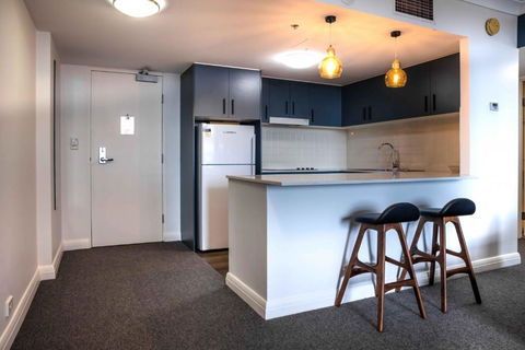Central 1-Bed With Parking, Pool, Sauna & Gym - Darwin Holiday 1
