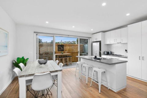 CASA EMEC- PETS WELCOME Luxury, Aircon, Walk To The Shops And Beach! Outdoor Shower And Garage Parking - Darwin Holiday 0