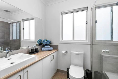 CASA EMEC- PETS WELCOME Luxury, Aircon, Walk To The Shops And Beach! Outdoor Shower And Garage Parking - Darwin Holiday 2