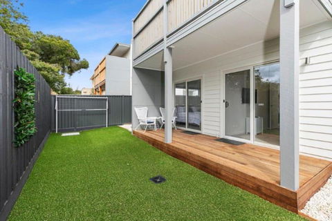 CASA EMEC- PETS WELCOME Luxury, Aircon, Walk To The Shops And Beach! Outdoor Shower And Garage Parking - Darwin Holiday 1