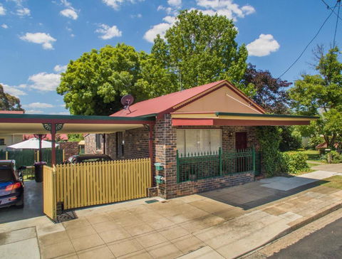 Central Armidale 2-Bedroom Apartment - Darwin Holiday 0
