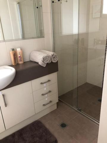 Central Executive 3br Townhouse 50m To Dean Street - Darwin Holiday 1