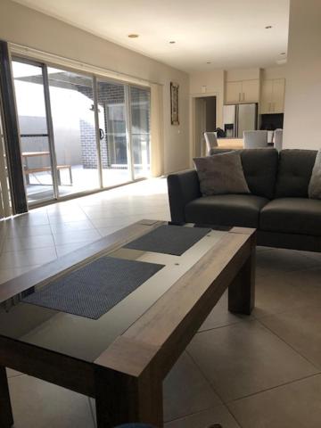 Central Executive 3br Townhouse 50m To Dean Street - Darwin Holiday 4