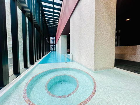 CBD Central 3-Bedroom 2 Baths 5 BEDS Pool Sauna Gym Carpark City Sky View - Darwin Holiday 0