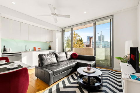Central, Modern 1 Bedroom With Air-con & Balcony - Darwin Holiday 0