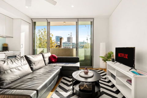Central, Modern 1 Bedroom With Air-con & Balcony - Darwin Holiday 2