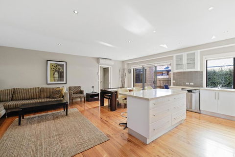 Central Town-house For Six By Ready Set Stay - Darwin Holiday 4