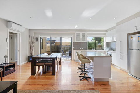 Central Town-house For Six By Ready Set Stay - Darwin Holiday 1