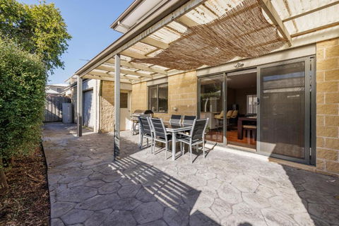 Central Town-house For Six By Ready Set Stay - Darwin Holiday 2