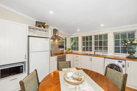 Charming 1-Bed Cottage With Private Garden - Darwin Holiday 3