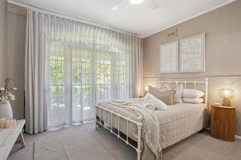 Charming 1-Bed Cottage With Private Garden - Darwin Holiday 0