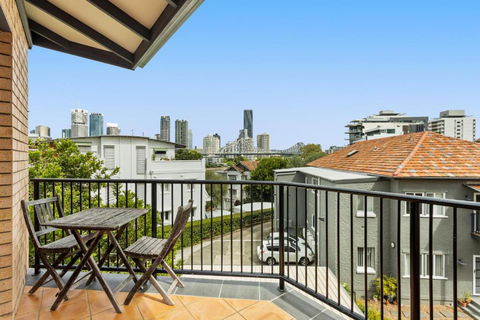 Charming 2-Bed Apartment With City Views - Darwin Holiday 4
