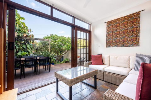 Charming 2-Bed Home Near Enmore Theatre - Darwin Holiday 0