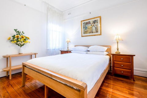 Charming 2-Bed Home Near Enmore Theatre - Darwin Holiday 2