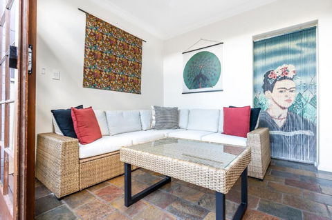 Charming 2-Bed Home Near Enmore Theatre - Darwin Holiday 3