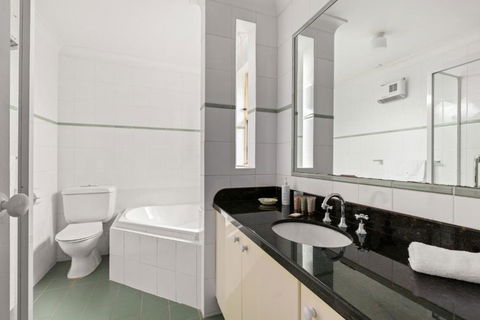 Charming 2-Bed Townhouse 5-Min From Beach - Darwin Holiday 2