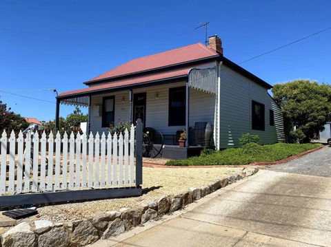 Charming 3 Bedroom Wine Country Cottage - Darwin Holiday 4