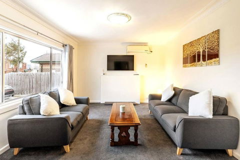 Charming Home Near Melbourne Airport & CBD - Darwin Holiday 0