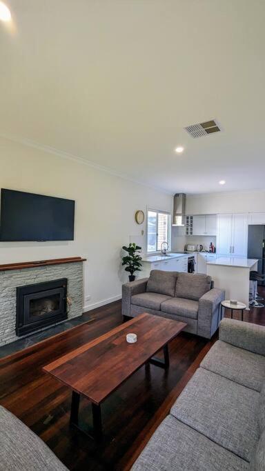 Charming Large Home: Modern Comfort And Convenience - Darwin Holiday 0