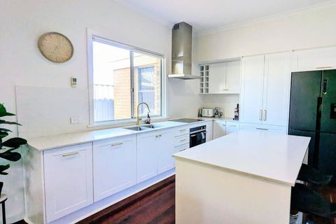 Charming Large Home: Modern Comfort And Convenience - Darwin Holiday 1